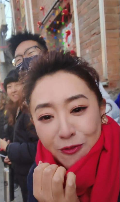 非遗被吓得捂嘴尖叫连连仍站第一排围观九游会·j9网站月亮姐姐回山西老家看(图2)