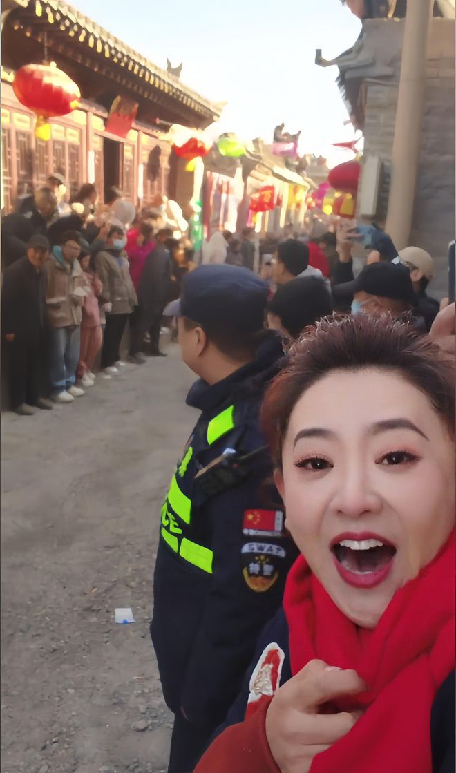 非遗被吓得捂嘴尖叫连连仍站第一排围观九游会·j9网站月亮姐姐回山西老家看(图3)