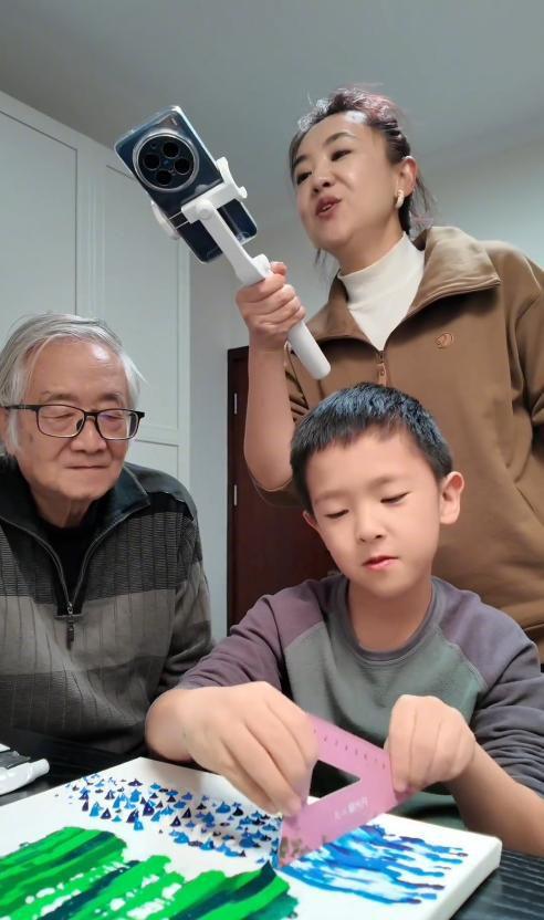 非遗被吓得捂嘴尖叫连连仍站第一排围观九游会·j9网站月亮姐姐回山西老家看(图10)