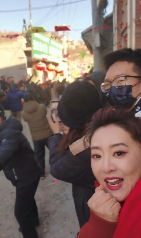 非遗被吓得捂嘴尖叫连连仍站第一排围观九游会·j9网站月亮姐姐回山西老家看(图12)