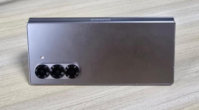 old 6 vs iPhone16 Pro Max：机皇之争九游会j9入口登录新版华为Mate XT vs 三星 Z F(图3)