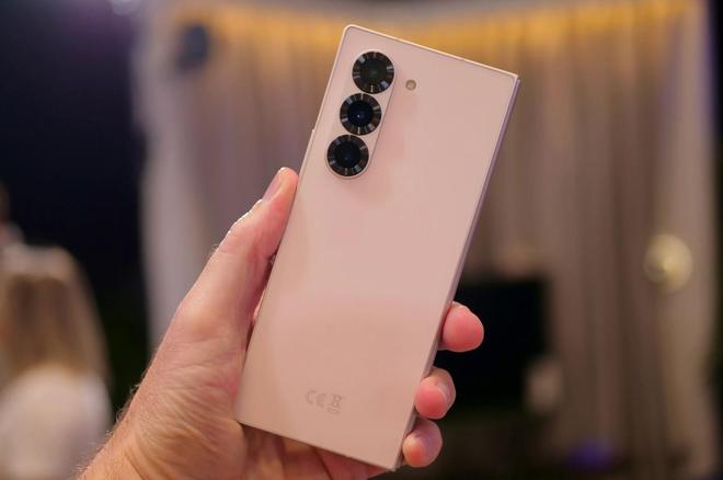 old 6 vs iPhone16 Pro Max：机皇之争九游会j9入口登录新版华为Mate XT vs 三星 Z F(图6)
