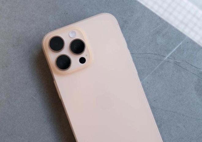 old 6 vs iPhone16 Pro Max：机皇之争九游会j9入口登录新版华为Mate XT vs 三星 Z F(图9)