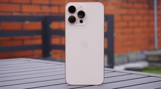 old 6 vs iPhone16 Pro Max：机皇之争九游会j9入口登录新版华为Mate XT vs 三星 Z F(图11)