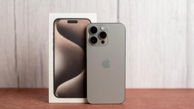 old 6 vs iPhone16 Pro Max：机皇之争九游会j9入口登录新版华为Mate XT vs 三星 Z F(图15)